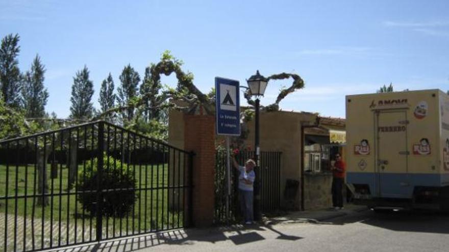 Entrada al camping de Santa Cristina que pasará a ser sede de campamentos juveniles.