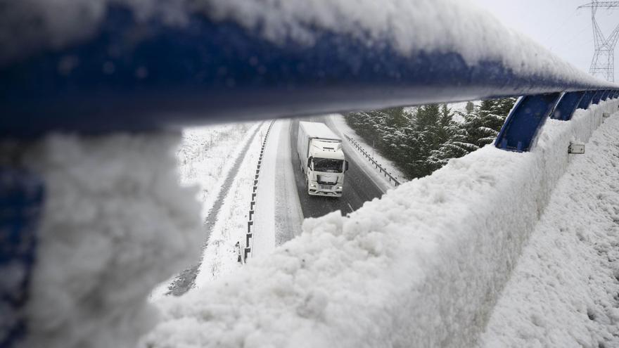 Las carreteras asturianas, entre las más afectadas del país por el temporal de nieve: hay un puerto y dos días cerradas y son obligatorias las cadenas en siete más