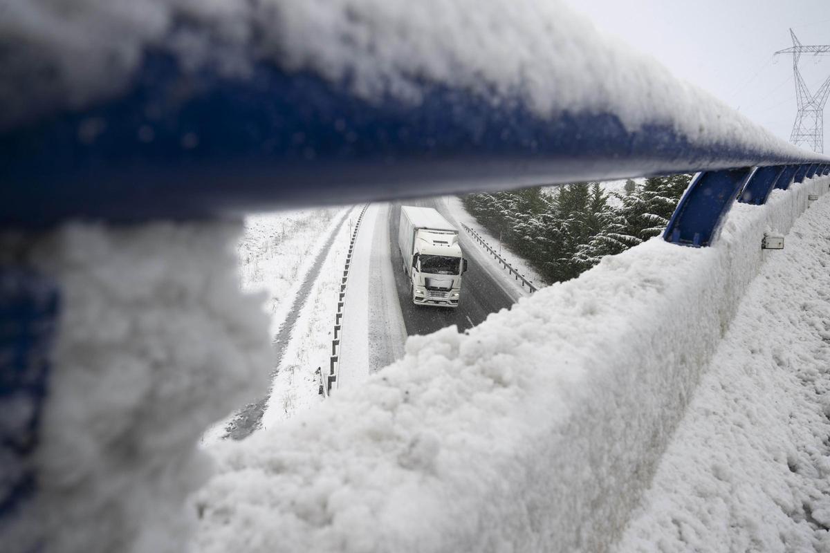 Un camión circula con nieve estas Navidades