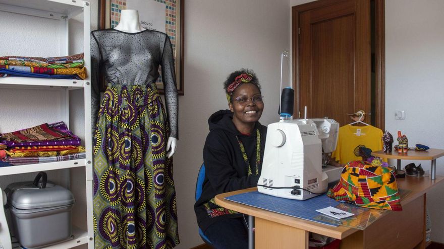 Berthe, en la habitación en la que cose las prendas y accesorios. | Casteleiro/Roller Agencia