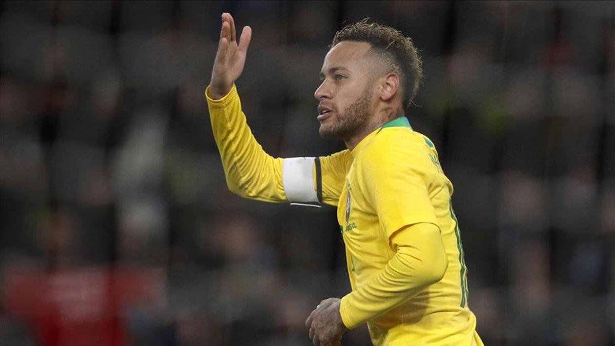 Edmilson cree que Neymar no debió dejar el Barça en año de Mundial