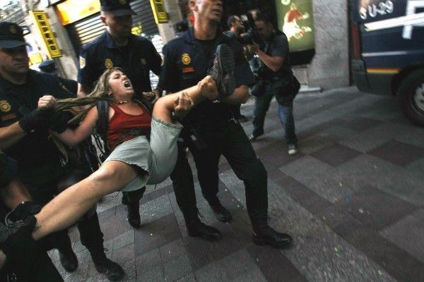 Desalojo de los indignados acampados en la Puerta del Sol y el Paseo del Prado