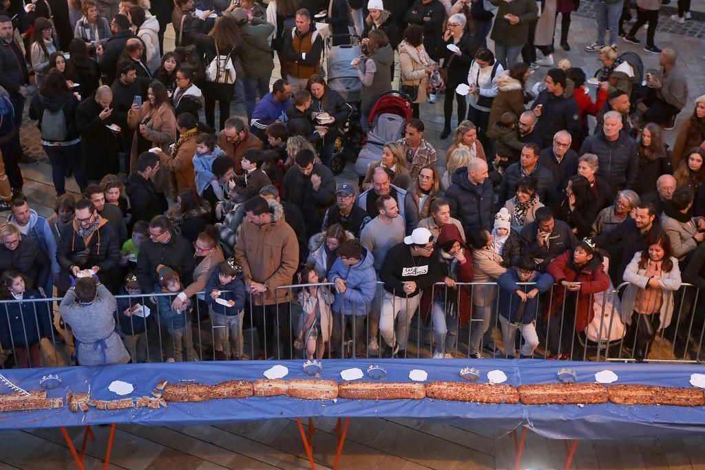 Todas las imágenes del roscón de Reyes gigante de Cartagena 2025
