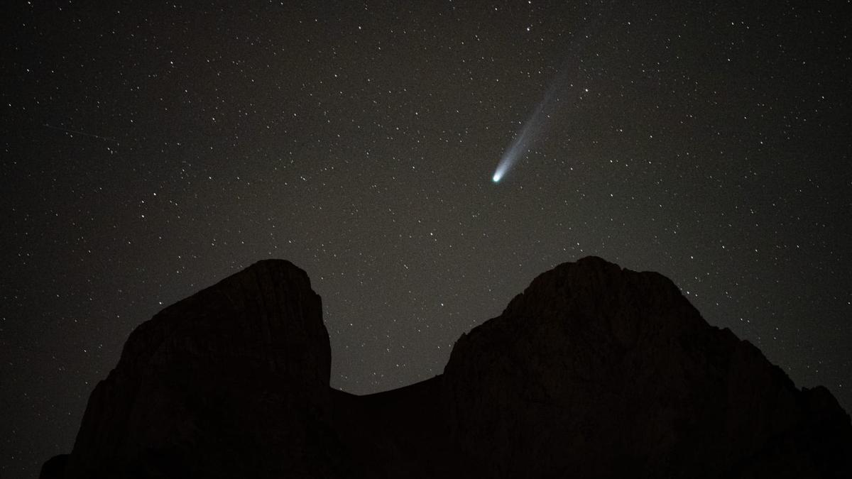 El cometa Lemmon sobrevuela la montaña de Pedraforca.