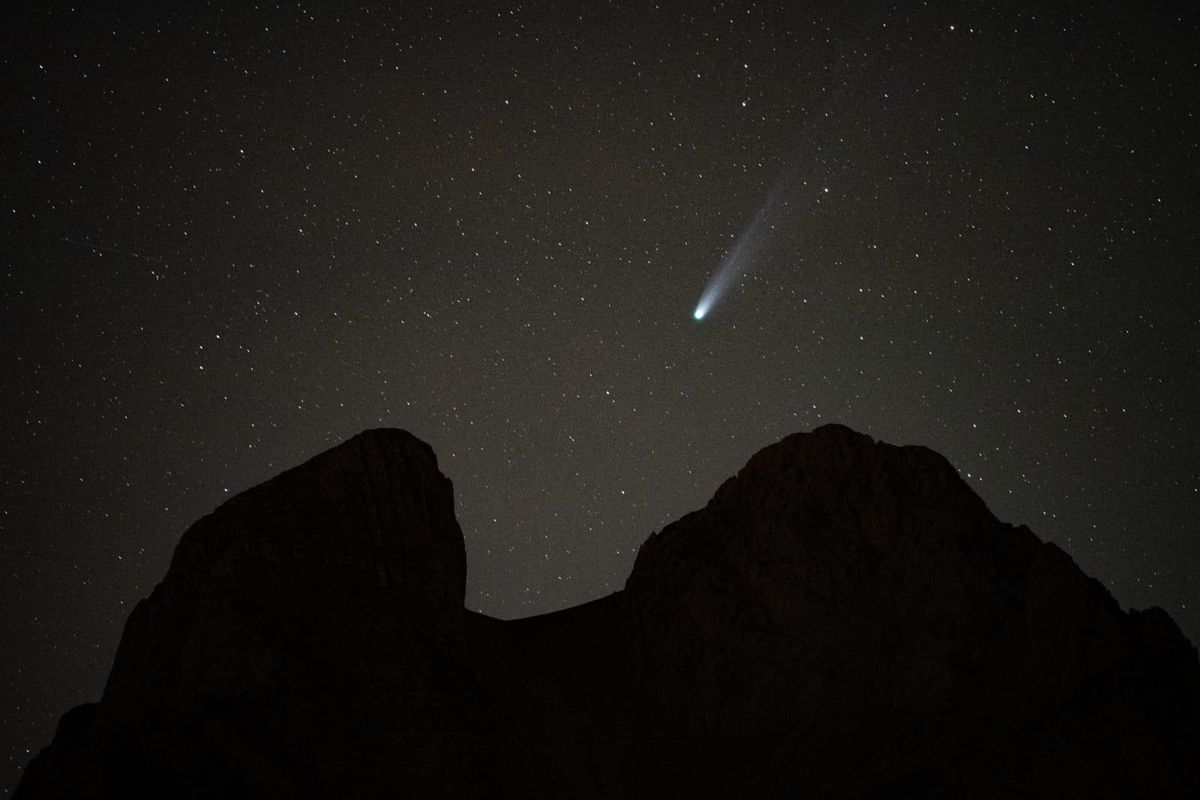El cometa Lemmon sobrevuela la montaña de Pedraforca. El cometa Lemmon sobrevuela la montaña de Pedraforca.