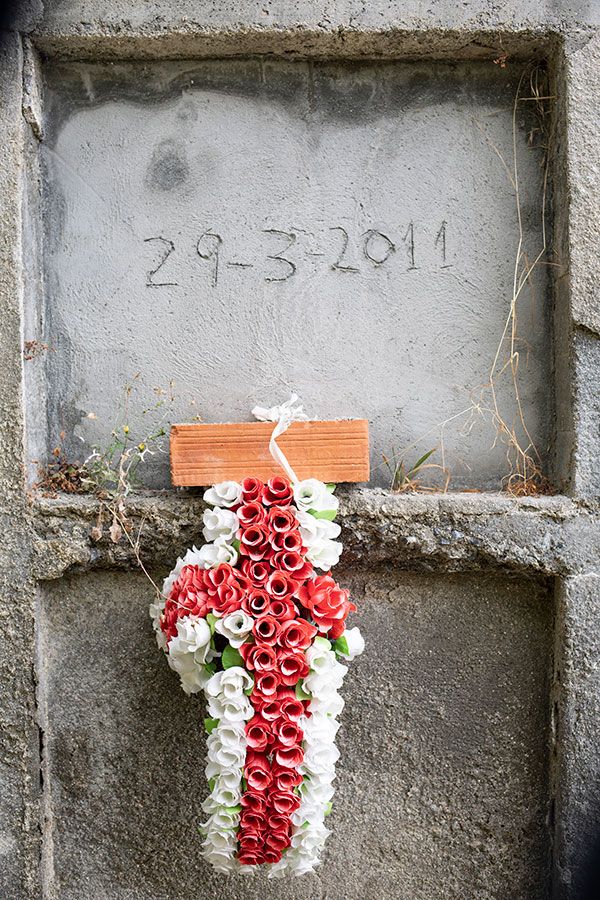 Una lápida con una cruz floral funeraria