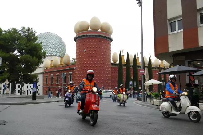 Uns 150 motoristes omplen Figueres amb els seus escúters