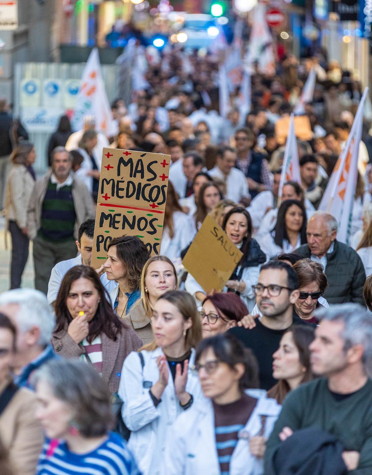 Los médicos toman el centro de Alicante Los médicos toman el centro de Alicante