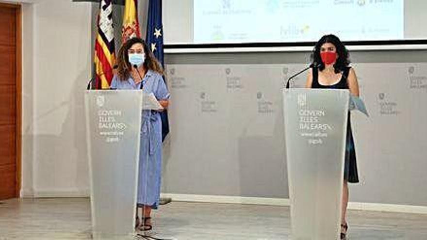 Pilar Costa, portavoz del Ejecutivo balear, y la consellera Isabel Castro ayer tras el Consell de Govern.