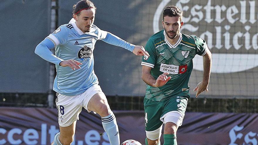 Holsgrove, del Celta B, conduce el balón ante la presión de Jacobo Trigo. |  //  RICARDO GROBAS