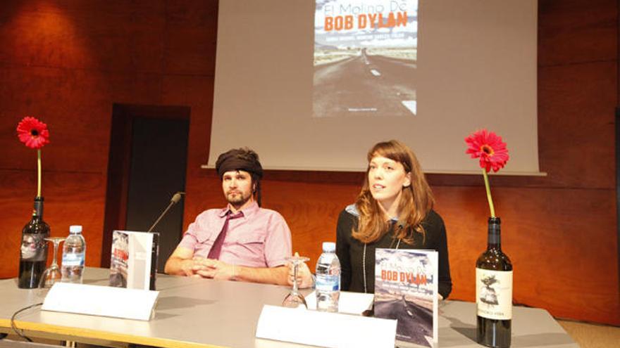 Moreno Carles-Tolrá y Cristina Jiménez, ayer, en la presentación en el Club Diario.