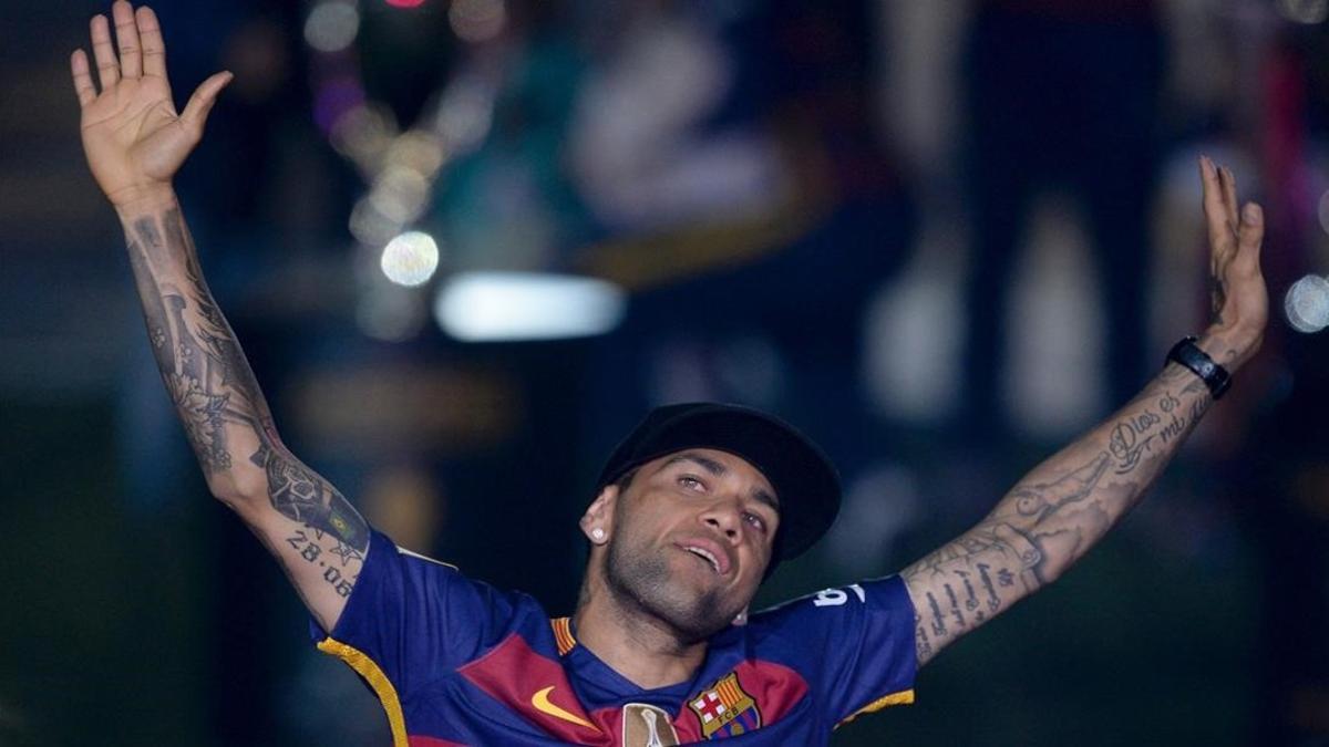 Dani Alves, durante la fiesta del doblete en el Camp Nou