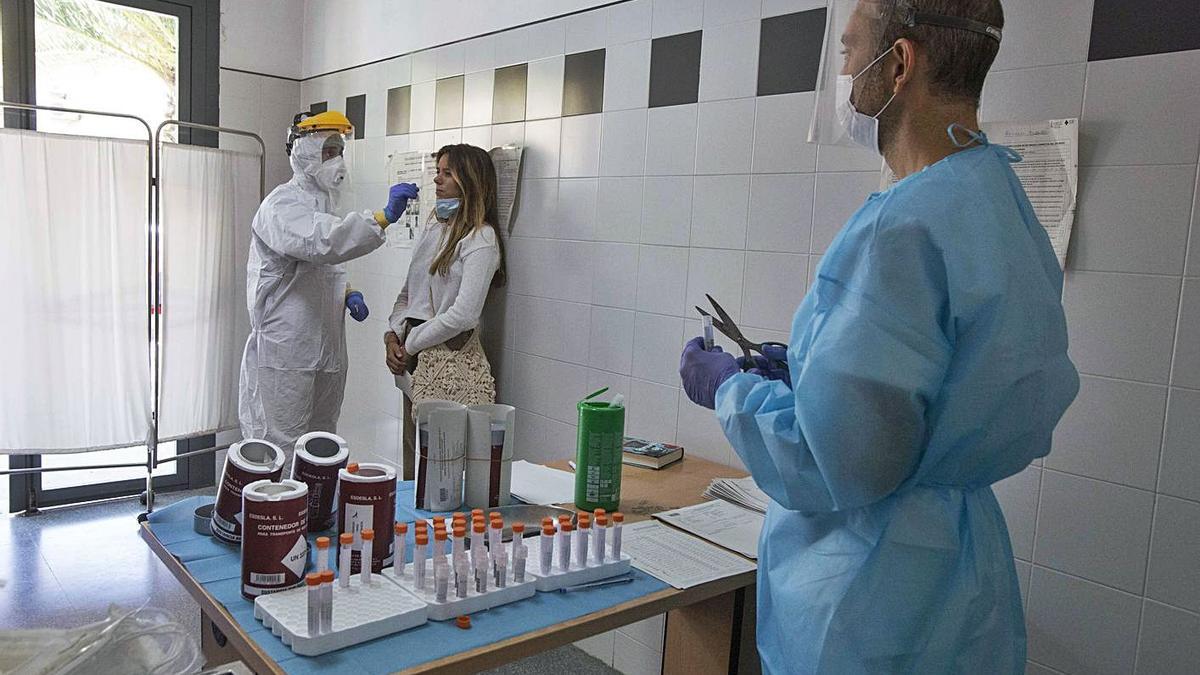 Punto de vacunación en San Vicente del Raspeig este martes. | PILAR CORTÉS