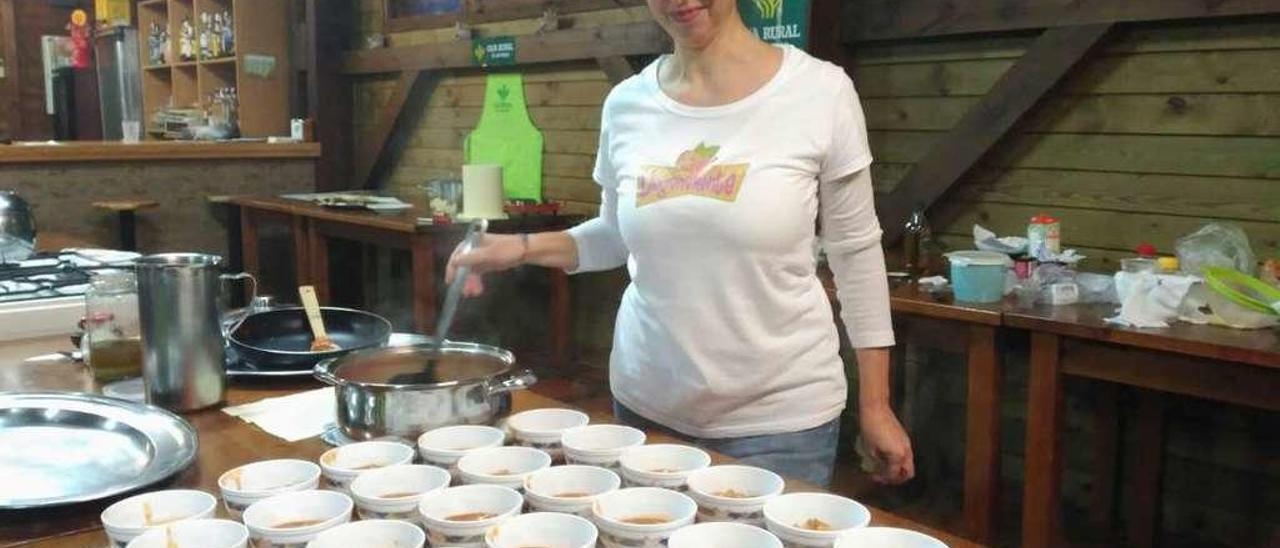 Raquel Suárez emplatando los callos veganos que cocinó en Gamones.