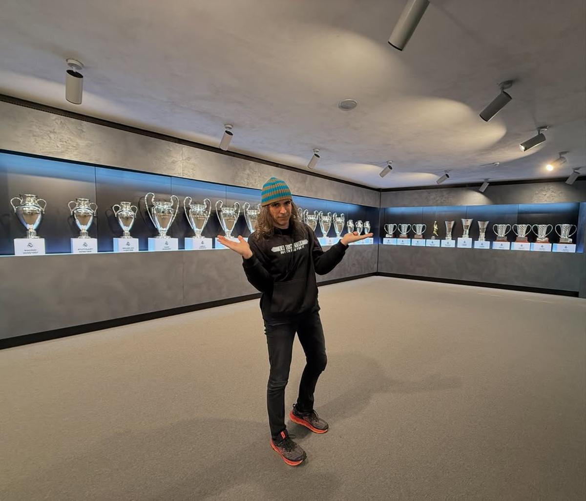 Chema Alonso, en la sala de trofeos del Bernabéu