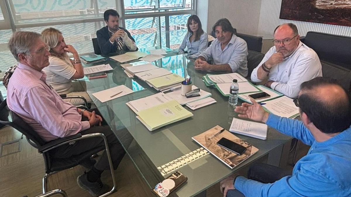 Los responsables calpinos, reunidos con el director general de Puertos