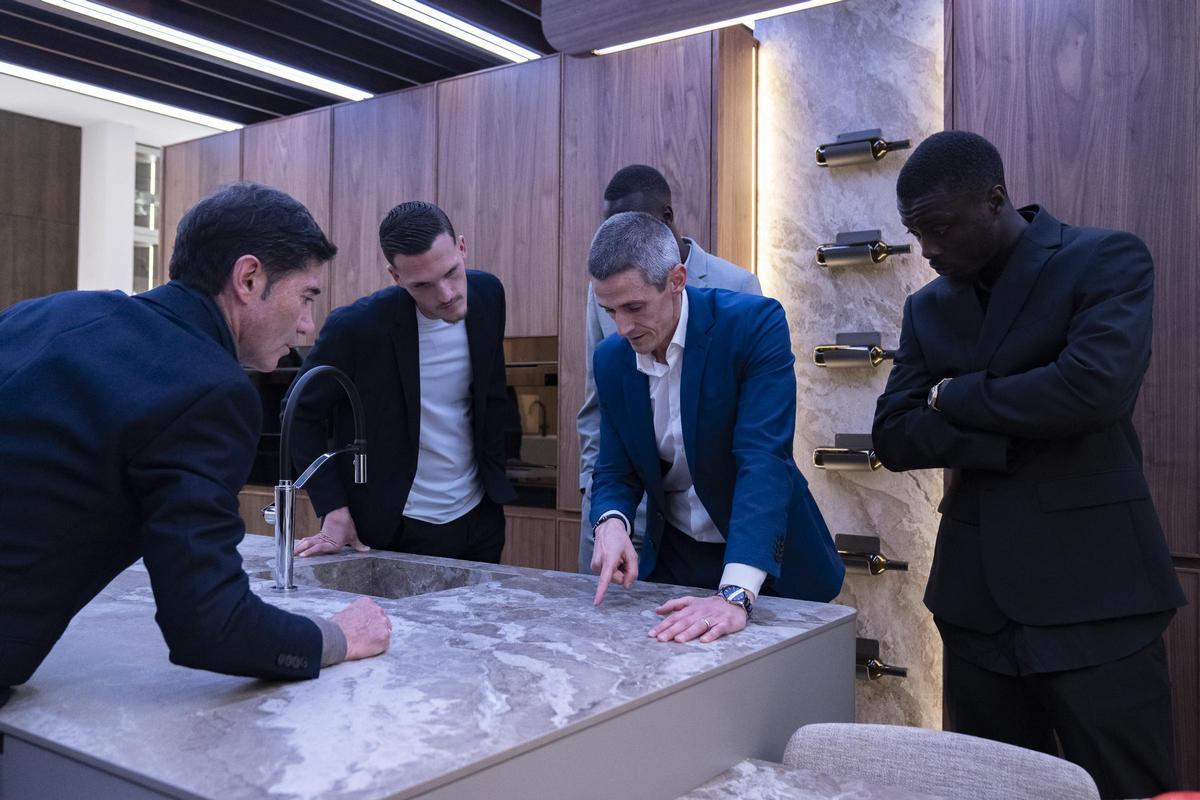 Marcelino (izquierda), durante la visita del Villarreal a Porcelanosa, sabe que deben mejorar defensivamente.