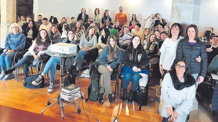 Los estudiantes de Enfermería del CEU, tras el encuentro con las profesionales sanitarias (derecha).