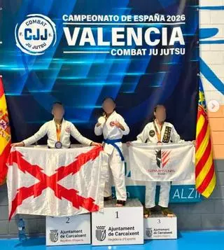 La presencia de una bandera que exhiben los ultras en una competición infantil genera polémica en Carcaixent