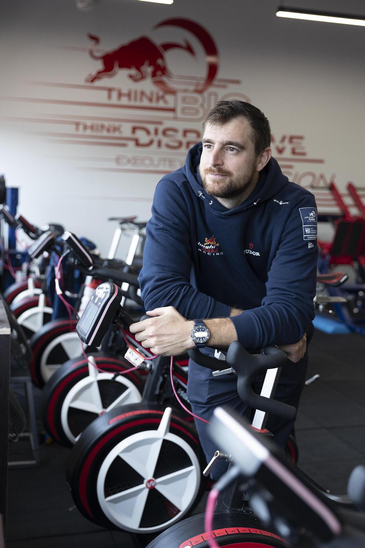 Augustin Maillefer, miembro del 'power group' del equipo Alinghi Red Bull Racing de la Copa América de vela, junto a las bicicletas del gimnasio de la base suiza donde entrena en Barcelona.