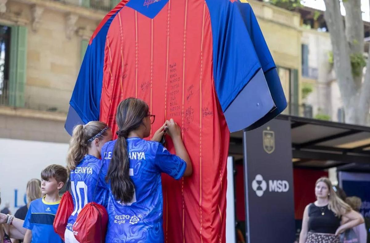Die Fans konnten auf einem riesigen Trikot unterschreiben.