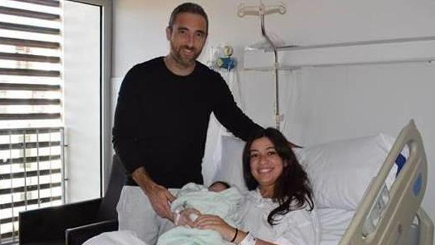 José Giner y Maria Teresa Llopis junto al pequeño Marc.