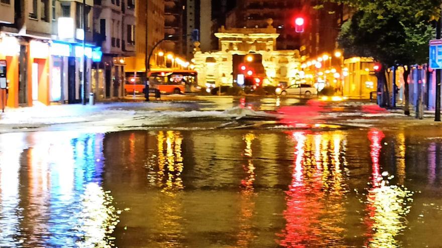 Un reventón inunda el paseo Teruel y obliga a cortar todo el tráfico