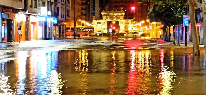 Así estaban el paseo Teruel y Hernán Cortés tras el reventón