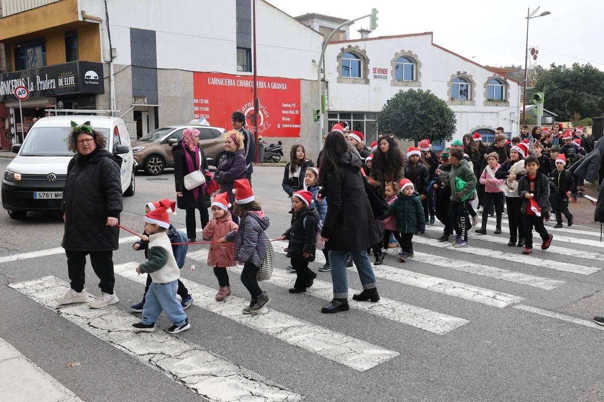Los niños del colegio O Sello, en Cabral, recorren las calles para pedir el aguinaldo Los niños del colegio O Sello, en Cabral, recorren las calles para pedir el aguinaldo