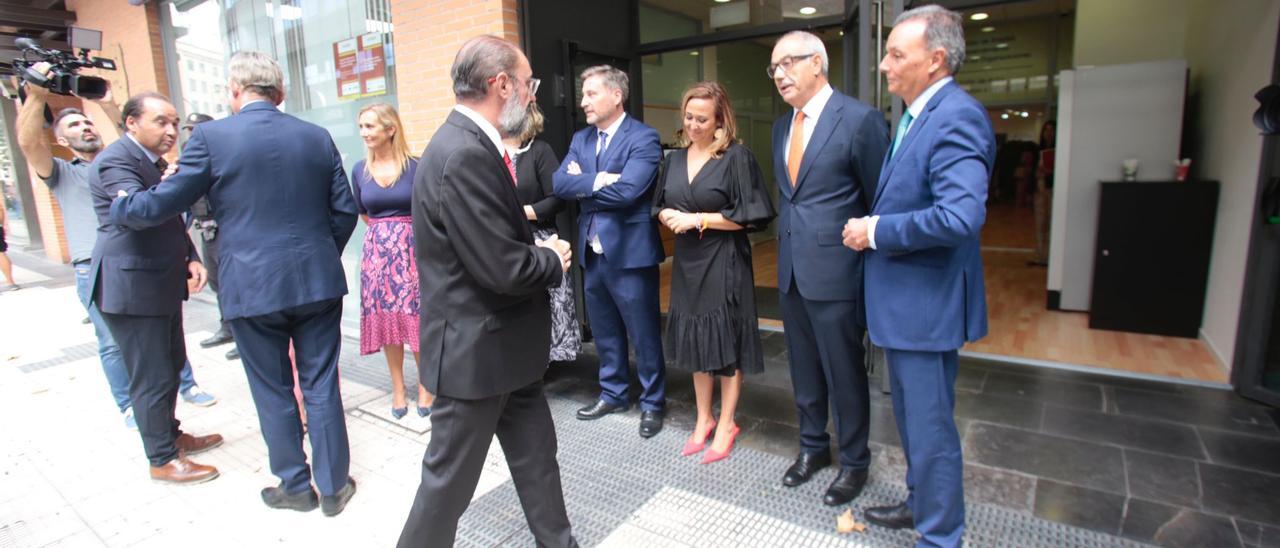 Los presidentes de las patronales de Aragón y la Comunidad Valenciana reciben en la sede de CEOE Aragón, en Zaragoza a los presidentes autonómicos Javier Lambán y Ximo Puig.