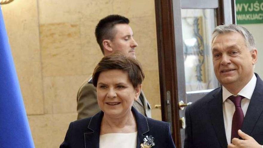 La primera ministra polaca, Beata Szydlo, y su homólogo húngaro, Viktor Orban, ayer, en la reunión de Varsovia. / Efe