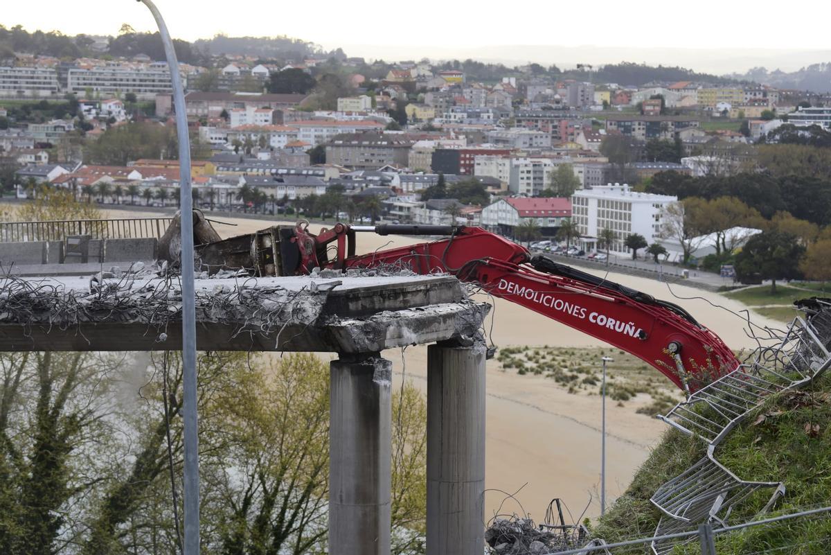 Derribo del viaducto de acceso al Chuac con el corte de tráfico en A Pasaxe