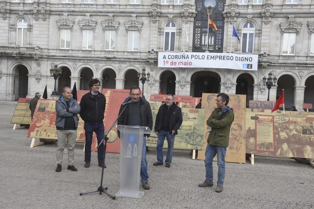 A praza de María Pita conta cunha exposición ao aire libre que recolle máis de cen anos de movemento obreiro na cidade, con lembranzas para as cigarreiras e os 'paseados'.