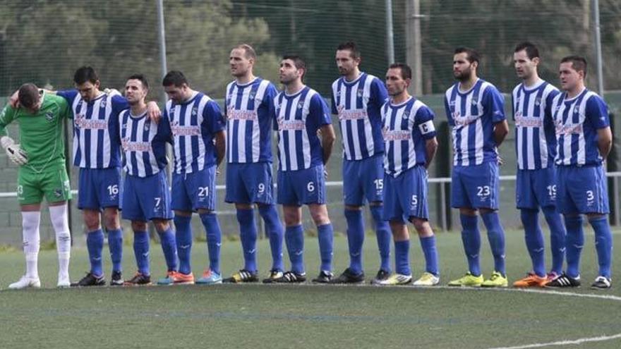 Jugadores del Valladares guardan un minuto de silencio en un partido de pretemporada. // Adrián Irago