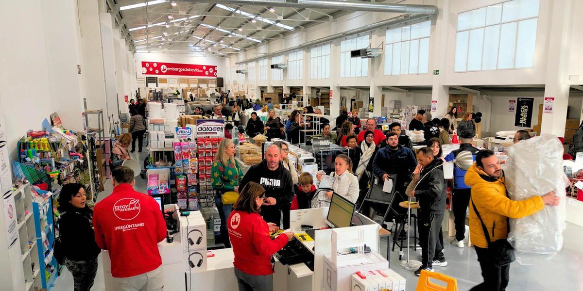 Embargosalobestia celebra su 12 aniversario entre largas colas y alta afluencia de público