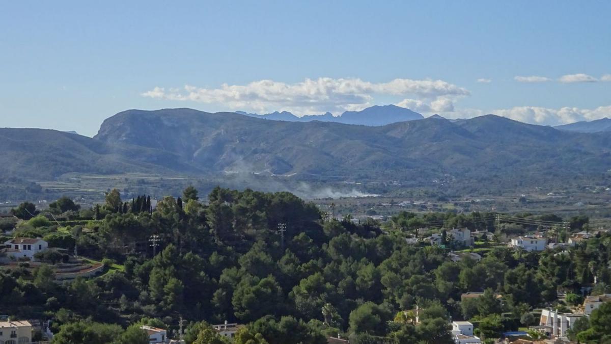 La humareda de Ramblars, por todo el valle de Xàbia, al fondo la sierra de Bernia | CARLOS LÓPEZ