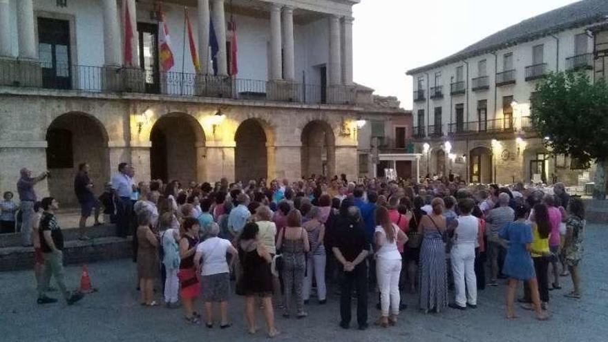 El Pórtico de la Majestad de la Colegiata recibe a los turistas y numerosas personas se reúnen en la Plaza Mayor para la visita de ProCulto.