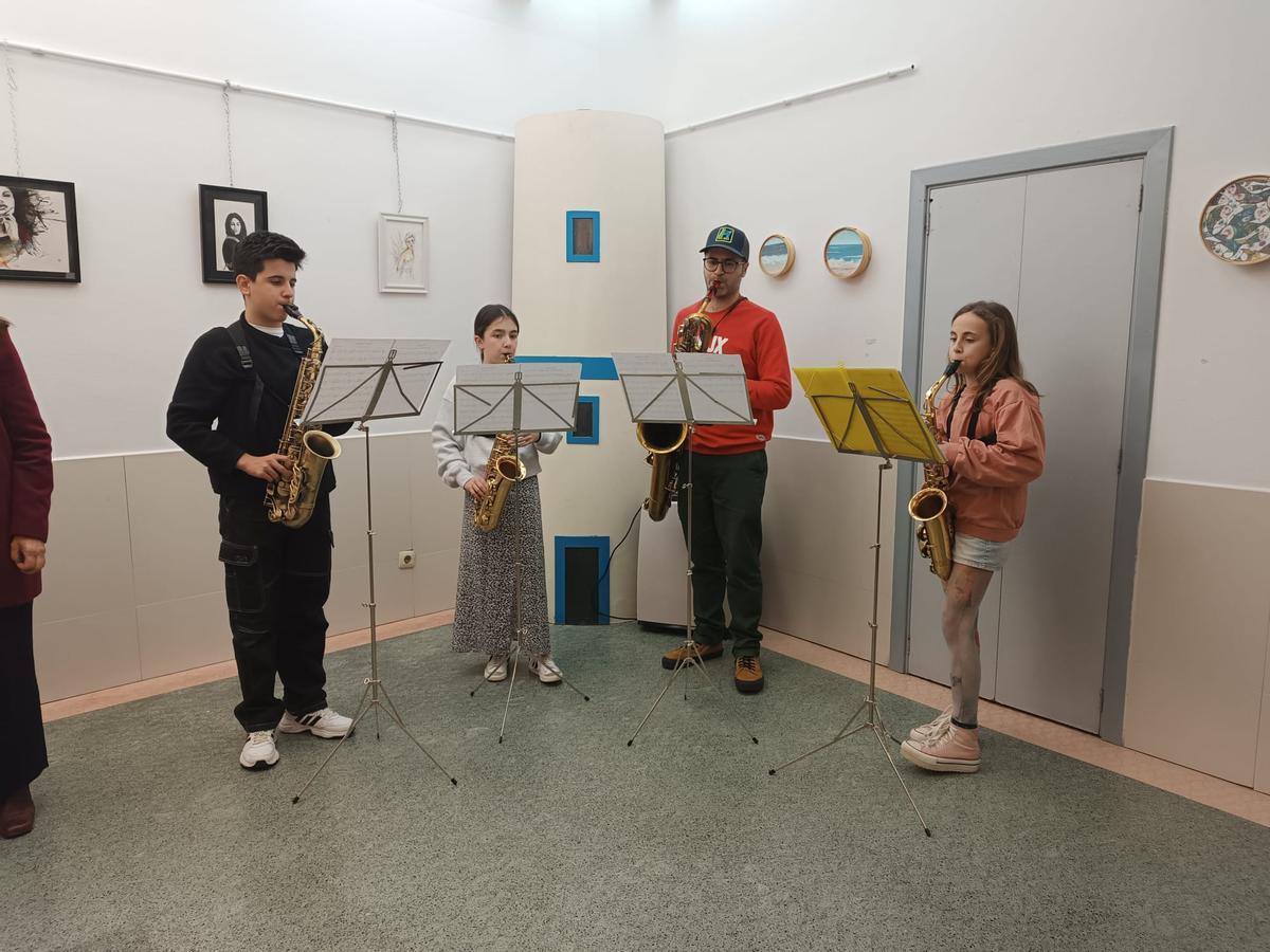 La actuación musical del conjunto de saxos de la Escola Municipal de Música de Cangas durante la inauguración de "Imaginarium" en Adicam.
