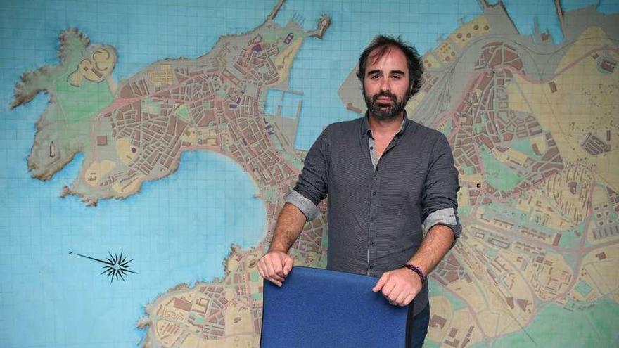 El concejal de Mobilidade Sostible, Daniel Díaz Grandío, ante el mapa de la ciudad.