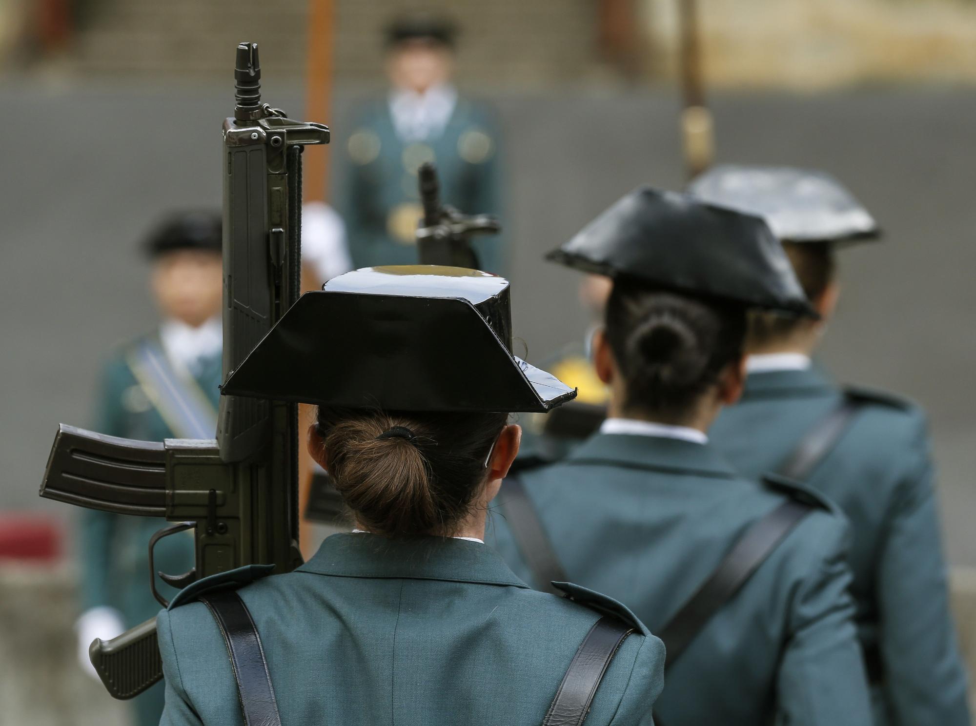 Agentes de la Guardia Civil participan en un desfile en el cuartel de Intxaurrondo.