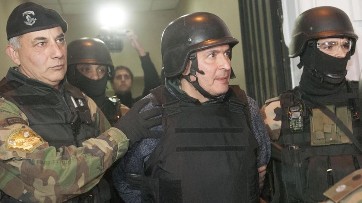 José López (en el centro), escoltado por agentes de operaciones especiales, el 14 de junio, en Buenos Aires.