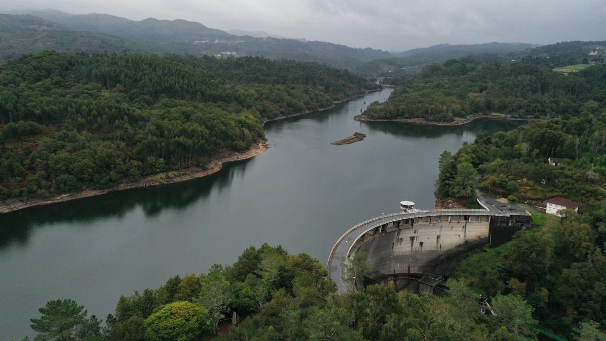 Vista aérea del embalse de Eiras, en Fornelos de Montes, a finales de octubre de 2022.