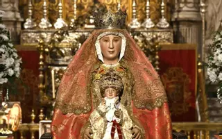 Largas colas en la Catedral de Sevilla para el besamanos de la Virgen de los Reyes.