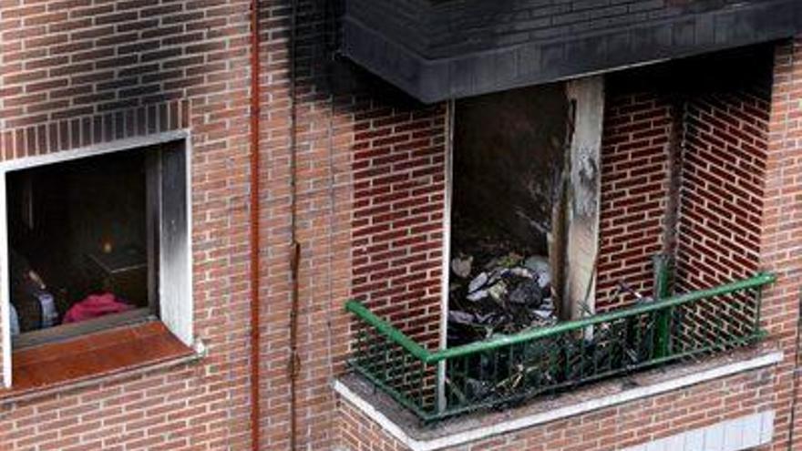 Un incendio registrado la pasada madrugada en un piso de Barakaldo (Vizcaya) ha provocado el desalojo de setenta vecinos de un edificio de viviendas y la evacuación de trece personas a centros hospitalarios para ser atendidas de las lesiones que presentaban.