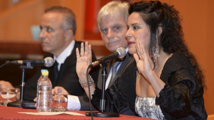 Nancy Fabiola Herrera durante su intervención, junto a José Miguel Pérez (c) y Sergio Alonso (i). | josé carlos guerra