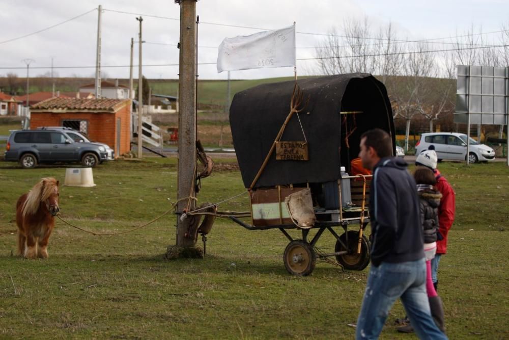 Carrera de cintas en burro en Molacillos.