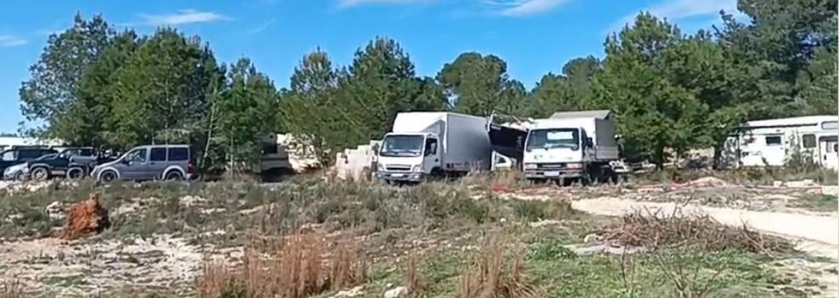 Gran cantidad de vehículos estacionados en una parcela.
