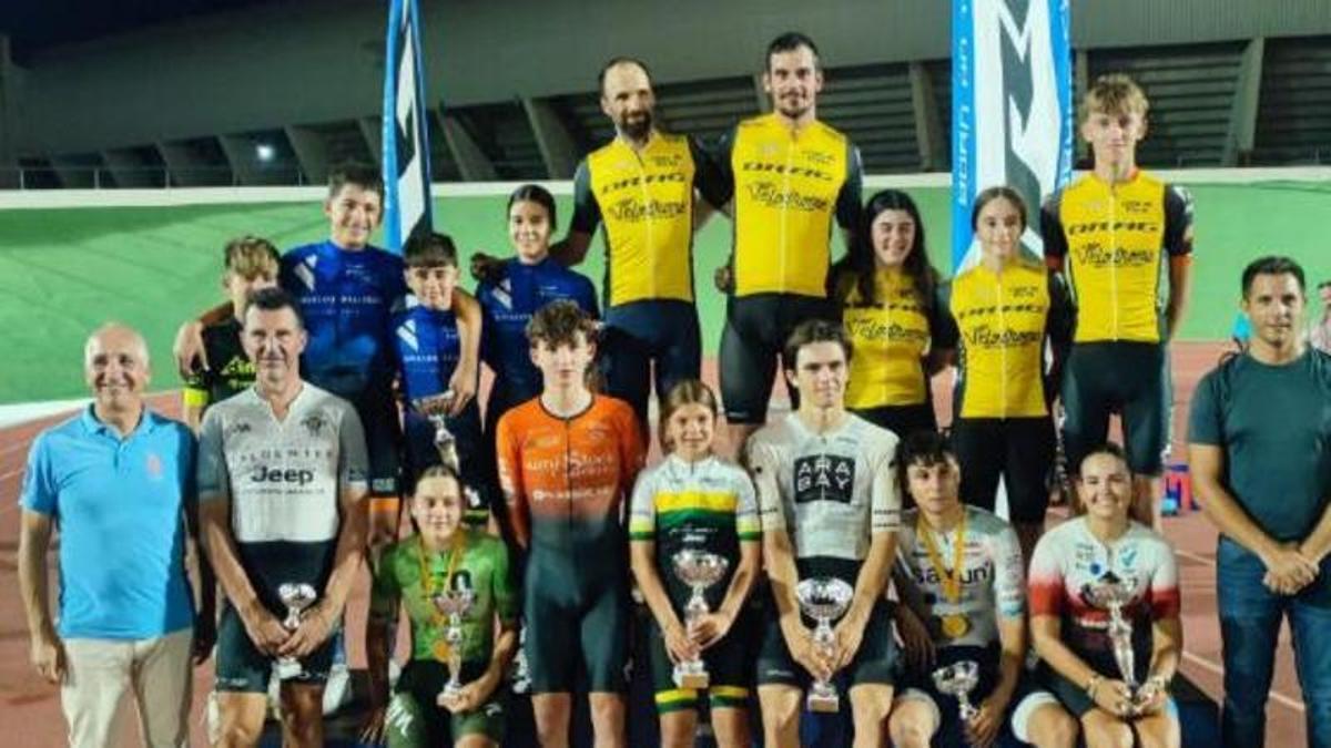 Los ganadores posan junto a David Salom y Antoni Bauzà en el Velòdrom de Son Moix.
