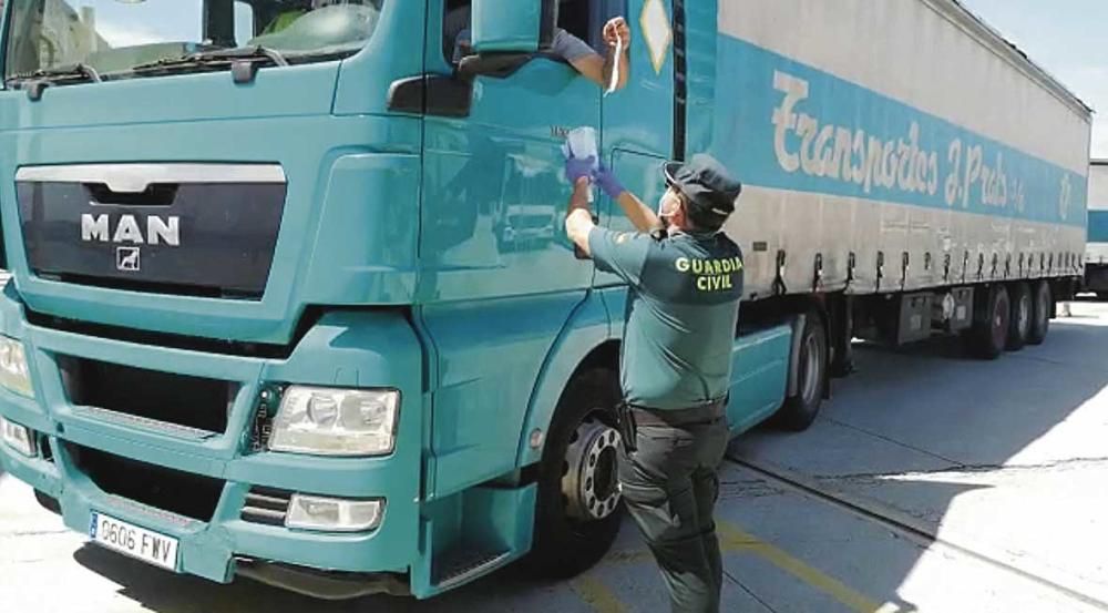 Entrega de una mascarilla a un camionero en el Puerto de Palma.