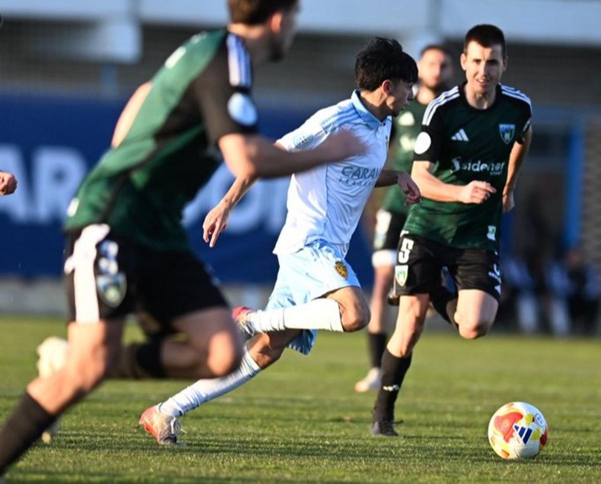 Un jugador del filial blanquillo conduce el balón durante el partido ante el Sestao River.
